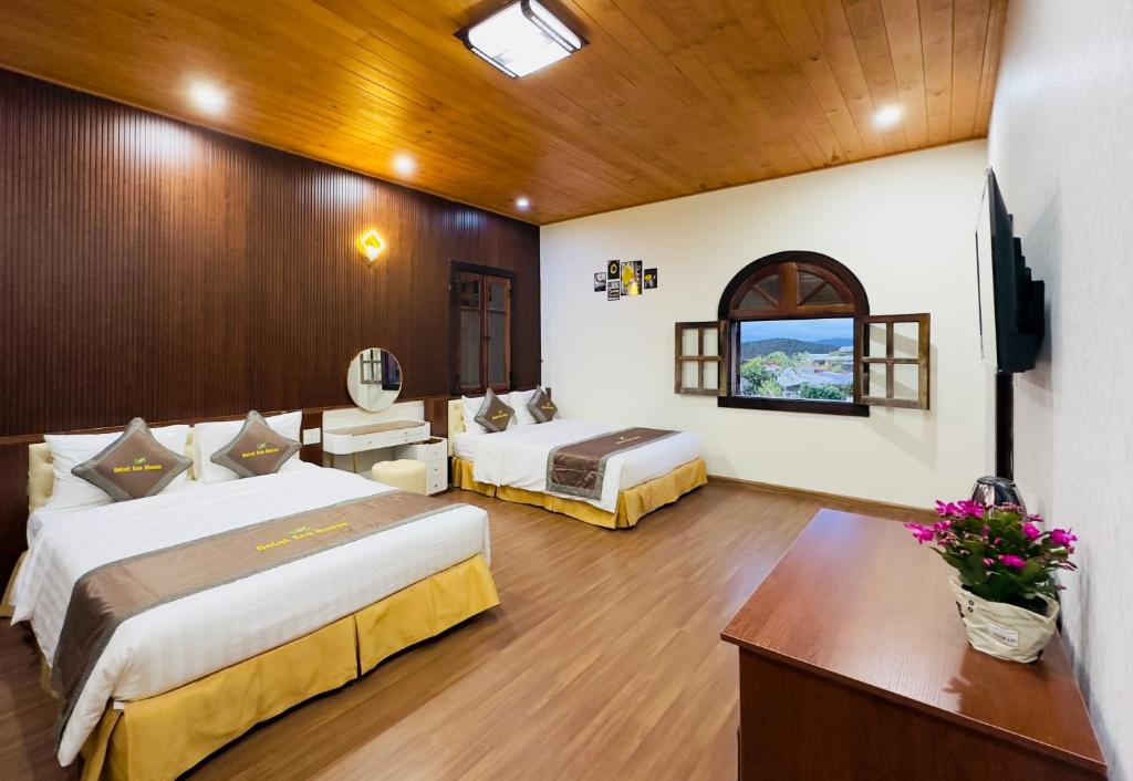 Trai MatDalat Eco House的酒店客房设有两张床和电视。