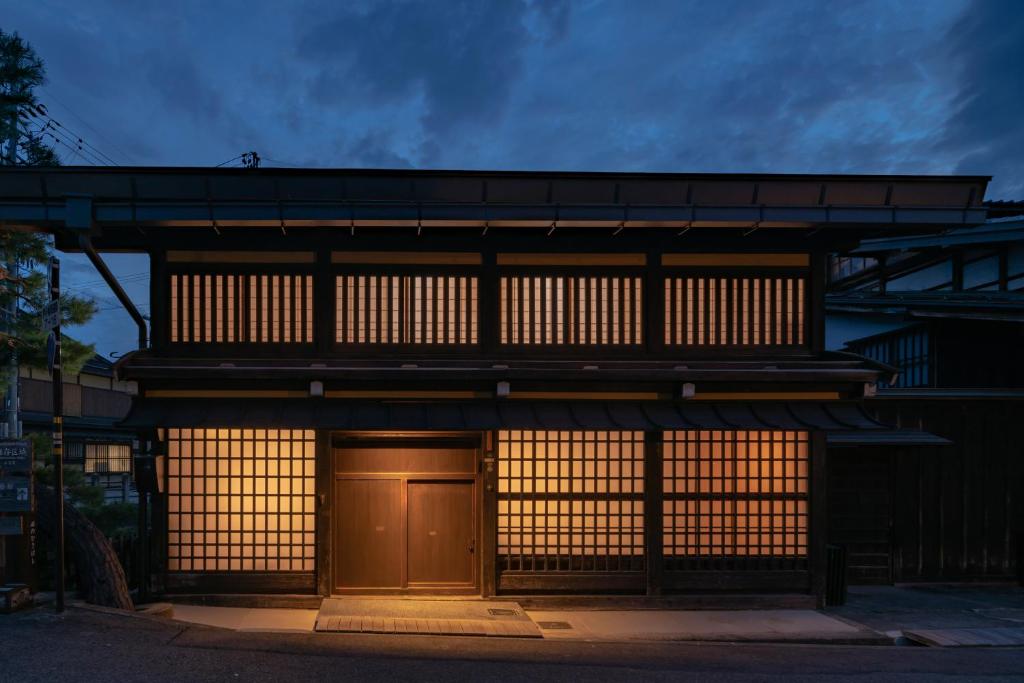 高山TANIYA的日式建筑,前方有一扇门