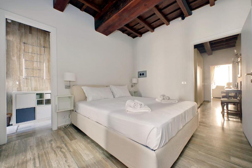 罗马suity I cozy Nazareno Apartment的一间白色卧室,房间内设有一张大白色的床