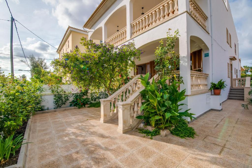 科洛尼亚圣霍尔迪Ideal Property Mallorca - Tobalu的庭院中设有楼梯的别墅
