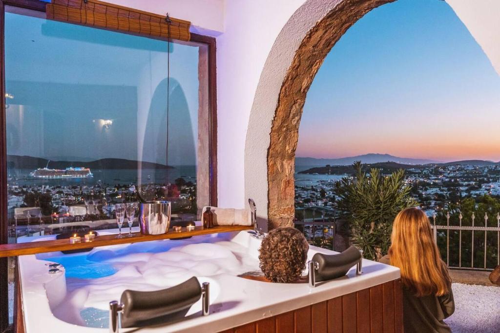 博德鲁姆Stunning Villa in Bodrum with Jacuzzi Bodrum的市景spa浴缸