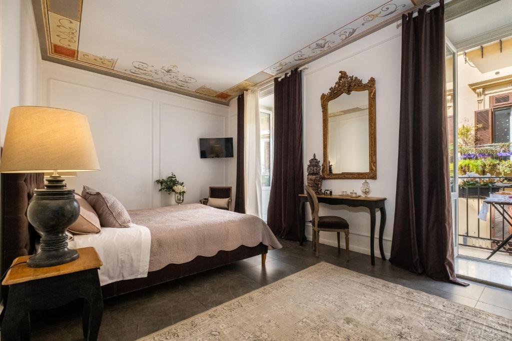 巴勒莫Palazzo Natoli Boutique Hotel的一间卧室配有一张床、镜子和一张桌子