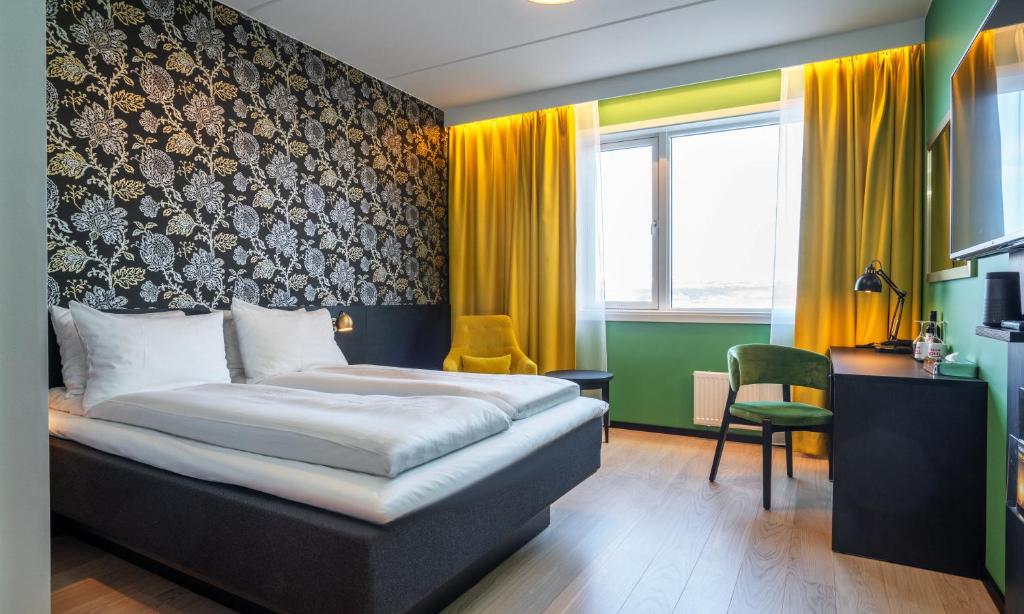 希尔科内斯希尔科内斯多恩酒店的配有一张床和一张书桌的酒店客房