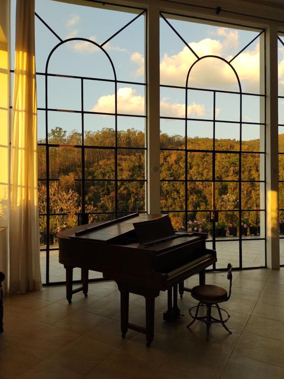 伊泰帕瓦Zen的一间设有一张台球桌的大窗户