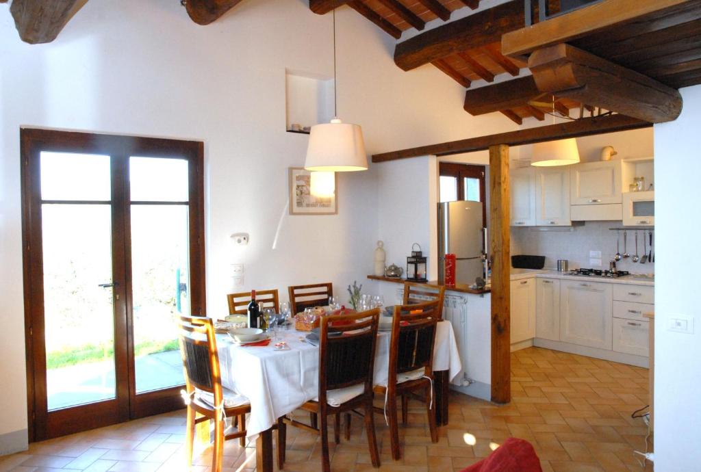 科尔托纳科尔托纳之窗乡村民宿的厨房以及带桌椅的用餐室。