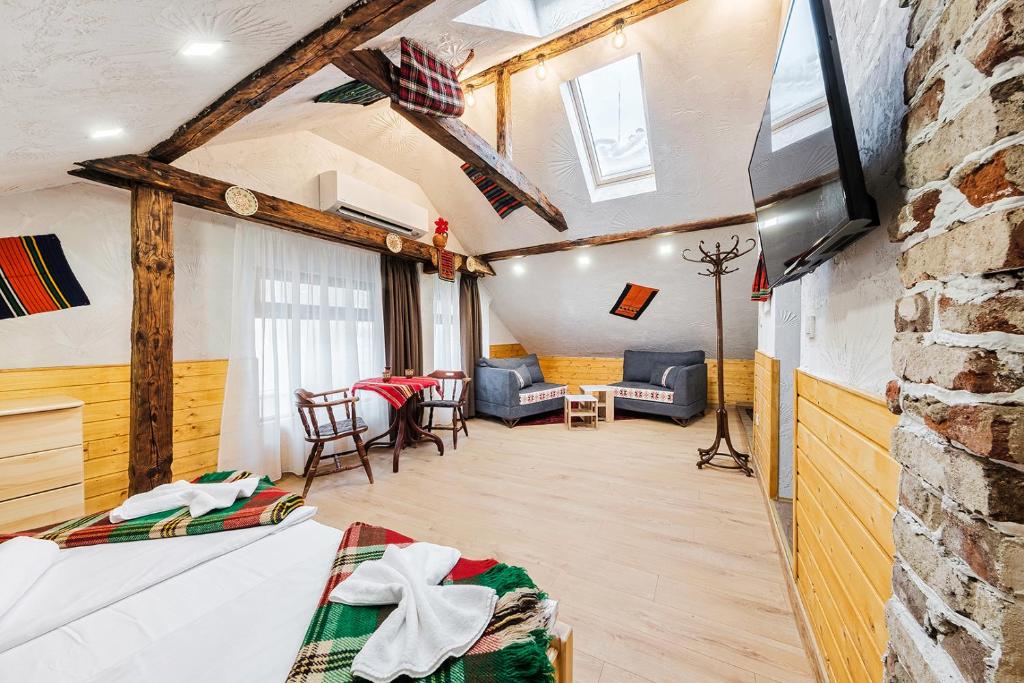 索非亚Sofia Folklore Life Apartment的带两张床的房间和客厅