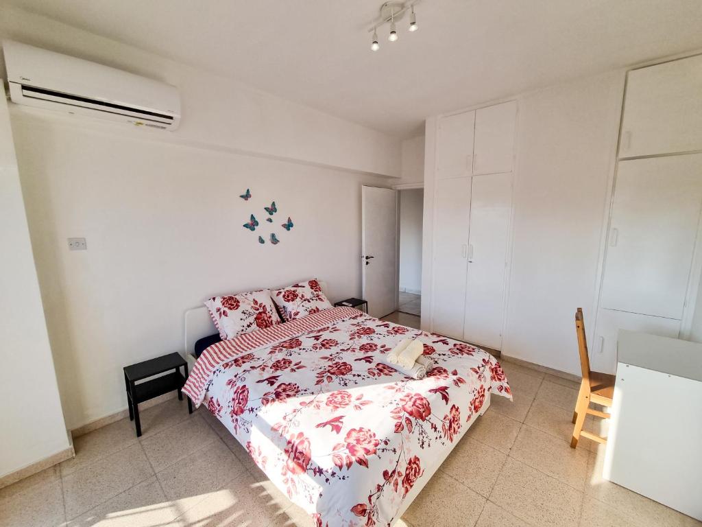 拉纳卡City View Rooms的一间卧室配有一张带红色和白色棉被的床