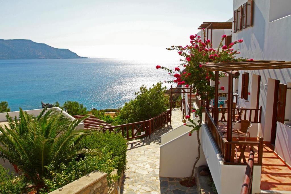 阿莫皮Aegean Village Beachfront Resort的鲜花房屋享有海景