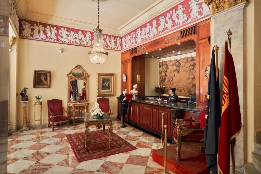 亚历山大Le Metropole Luxury Heritage Hotel Since 1902 by Paradise Inn Group的站在镜子房的梳妆台上的人