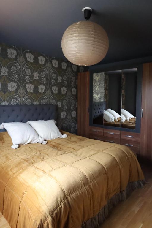 卢马Lomma Station Inn的一间卧室配有一张大床和镜子