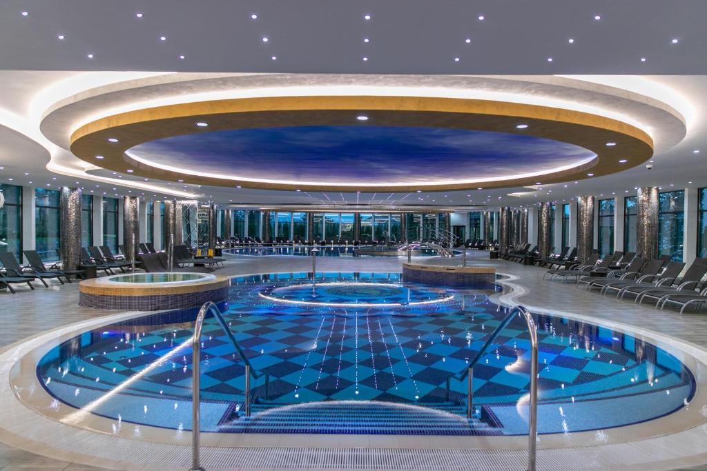 兹拉蒂博尔A Hoteli - Grand&Sky Hotel Tornik的游轮上的大型游泳池