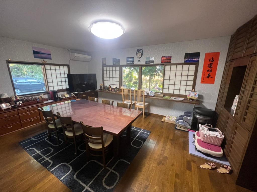 笛吹市Fukurou no Oyado - Vacation STAY 71286v的一间带木桌和椅子的用餐室