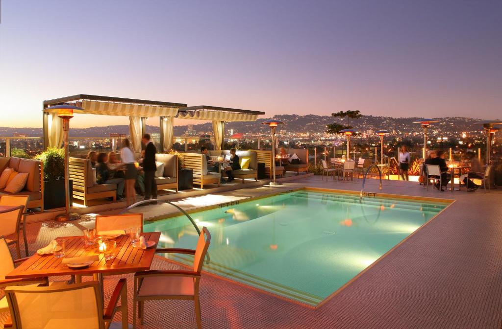 洛杉矶威尔希尔金普顿酒店的屋顶上的游泳池