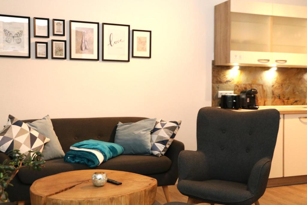 温特贝格Seeblick25 - Apartments - Balkony - WIFI - Great View - New & Modern的带沙发和咖啡桌的客厅