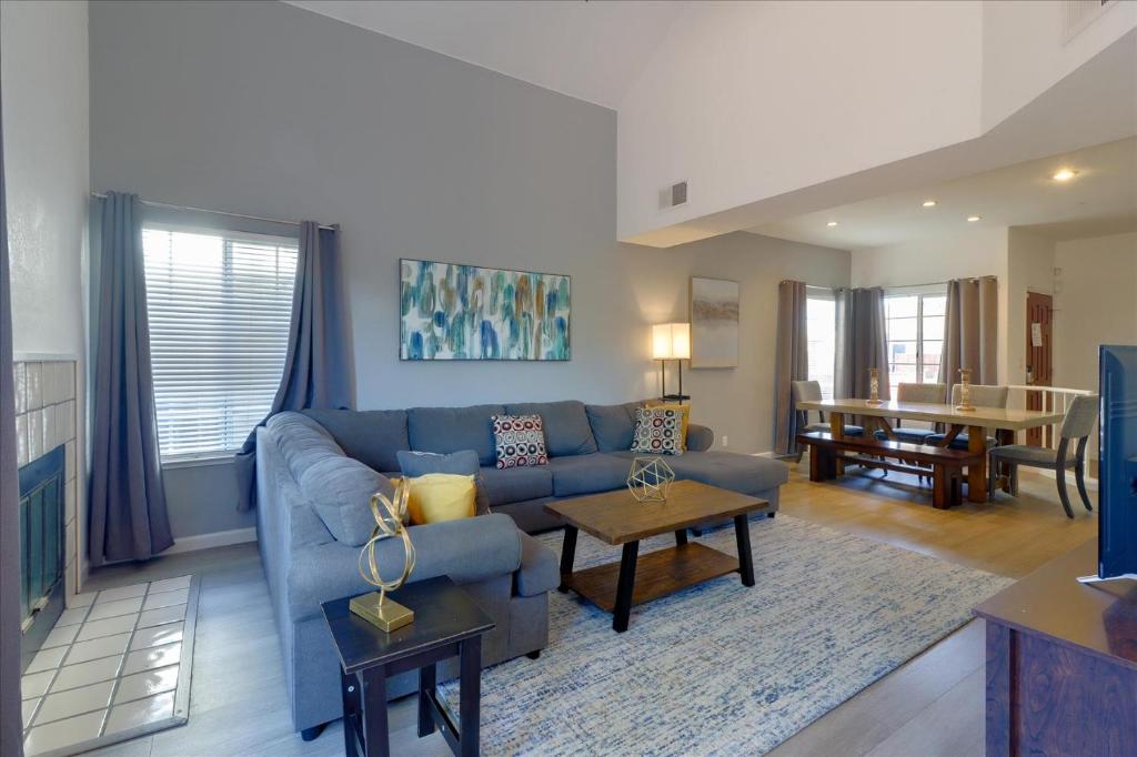 海沃德@ Marbella Lane - 4BR City Escape in Hayward的客厅配有蓝色的沙发和桌子