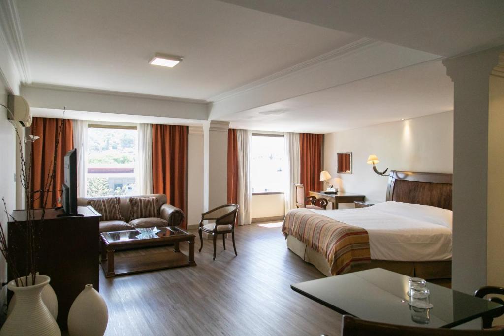 萨尔塔阿尔梅里亚酒店的酒店客房,配有床和沙发