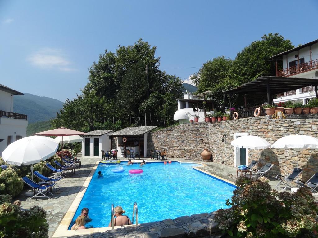 圣季米特里奥斯弗里奥尼斯酒店的和酒店里的人一起使用的游泳池