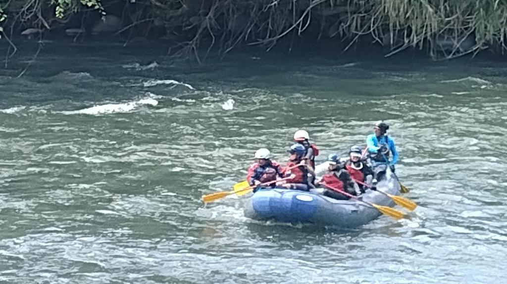 JalcomulcoSendero extremo的一群人漂流在河上