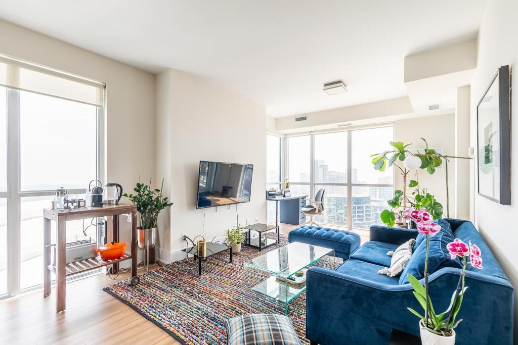 多伦多多伦多市中心云9公寓的客厅配有蓝色的沙发和电视