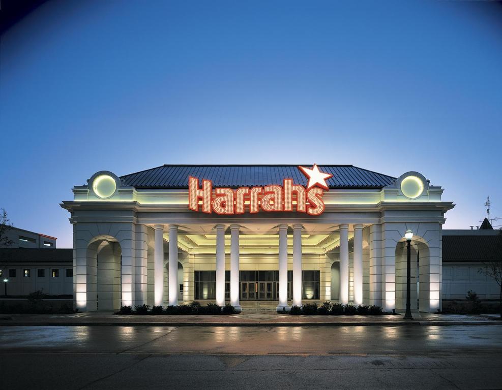 乔利埃特哈拉斯乔利矣特赌场酒店的一座在晚上有标志的Harrahs大楼