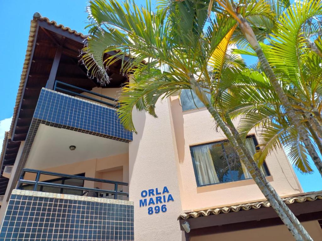 弗洛里亚诺波利斯Orla Maria Apartamentos的一座棕榈树建筑