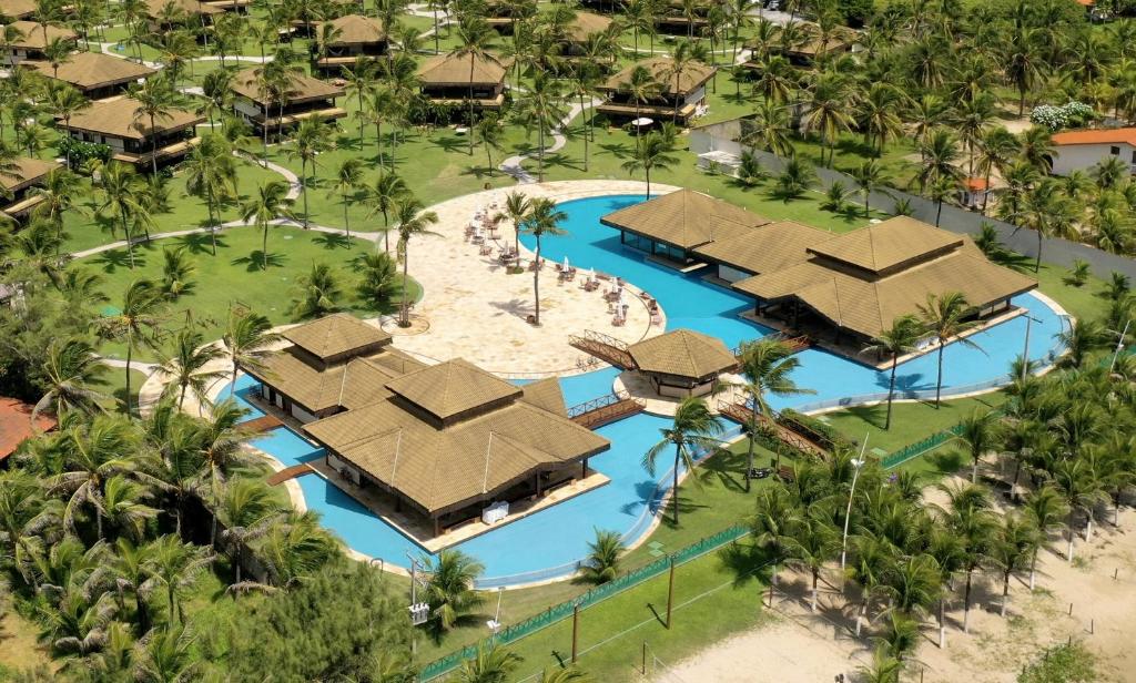 弗雷谢拉斯Bangalô Eco Residence Flecheiras的享有带游泳池的度假村的空中景致