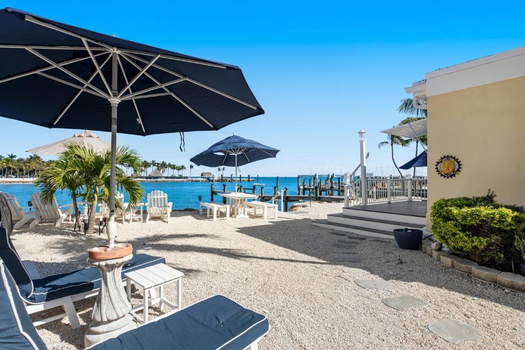 基克罗尼海滩Casa Del Mar的海滩上设有椅子和遮阳伞,还有大海