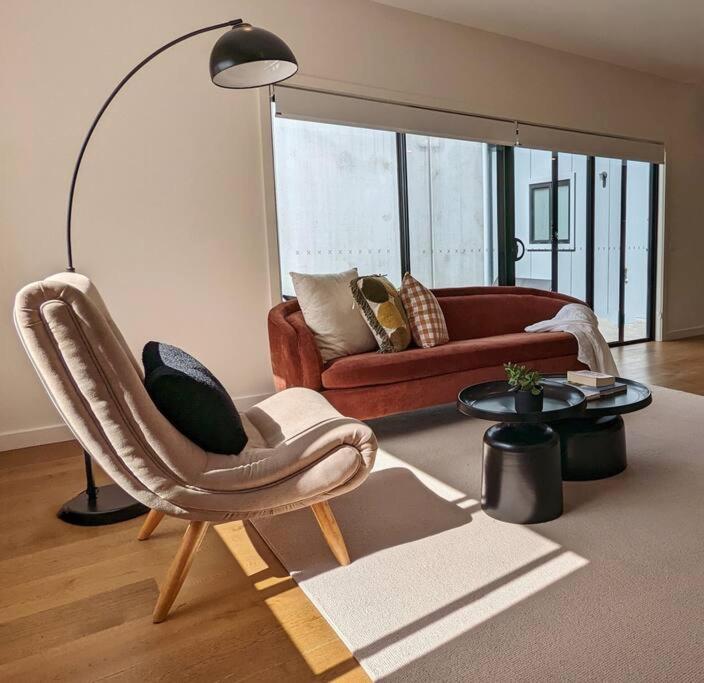 奥尔伯里Location & luxury 2BR 2 Bath的客厅配有椅子和沙发