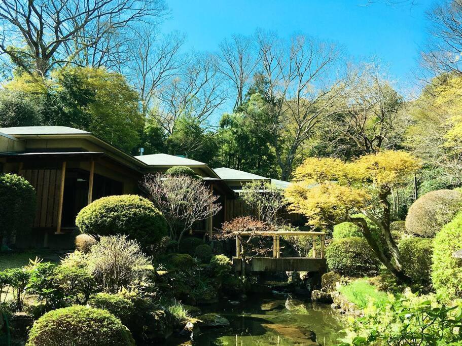 热海熱海慧薗貸し切り的一个带房子和池塘的花园