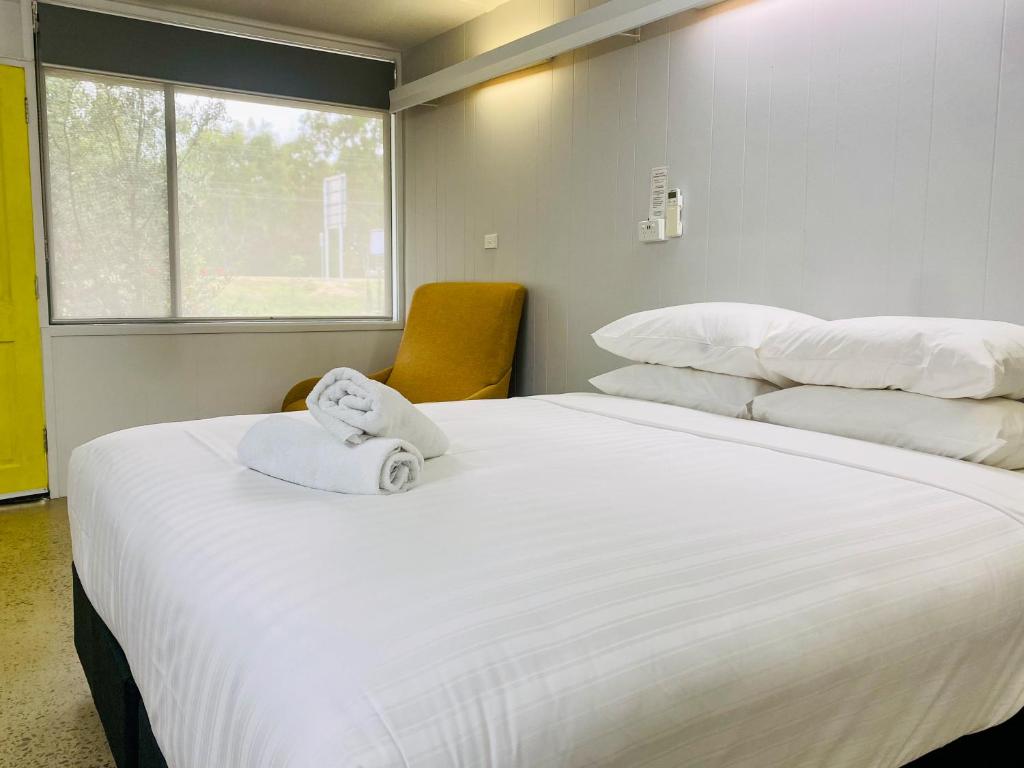 Bridgewater-on-Loddon24HourCheck-In- Bridgewater Motel-Victoria-Australia的一间卧室配有两张床,上面有一条毛巾