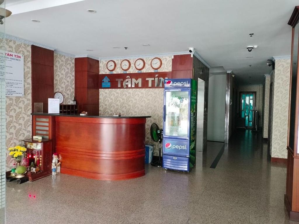 胡志明市Tam Tin Hotel的酒店大堂设有柜台和酒吧