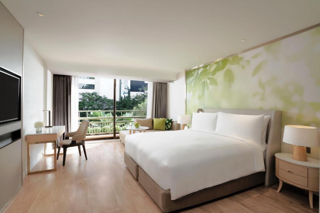 曼谷曼谷瑞享BDMS 健康度假村的一间带大床的卧室和一间客厅