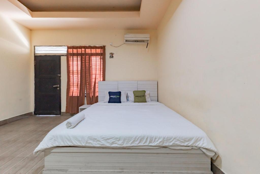 StalkudoUrbanview Hotel Garuda Sky Inn Balikpapan by RedDoorz的卧室配有一张白色大床