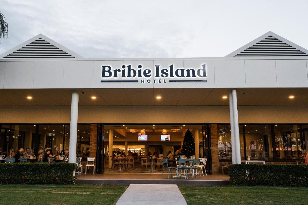 贝尔拉拉Bribie Island Hotel的一座有标志的建筑,上面有读书的标志