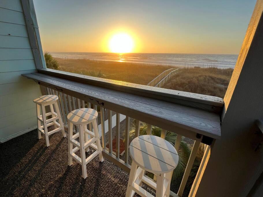 默特尔比奇Direct Ocean Front 3BR/2BA Dog Friendly **OCEANFRONT**的阳台设有2张凳子,享有海景。