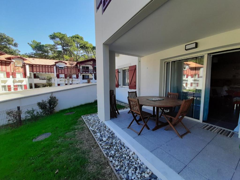 索尔特奥瑟戈尔Appartement Soorts-Hossegor, 2 pièces, 4 personnes - FR-1-239-583的阳台的天井配有桌椅