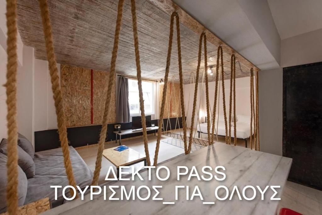 比雷埃夫斯Piraeus Premium Suites的一间设有绳索挂床的房间