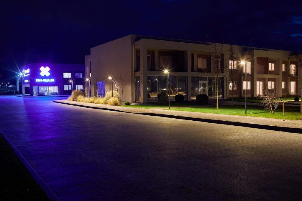 克列缅丘格Спа-готель ПОЛО-МЕДЛАЙФ的夜间在建筑物前的一条空的街道