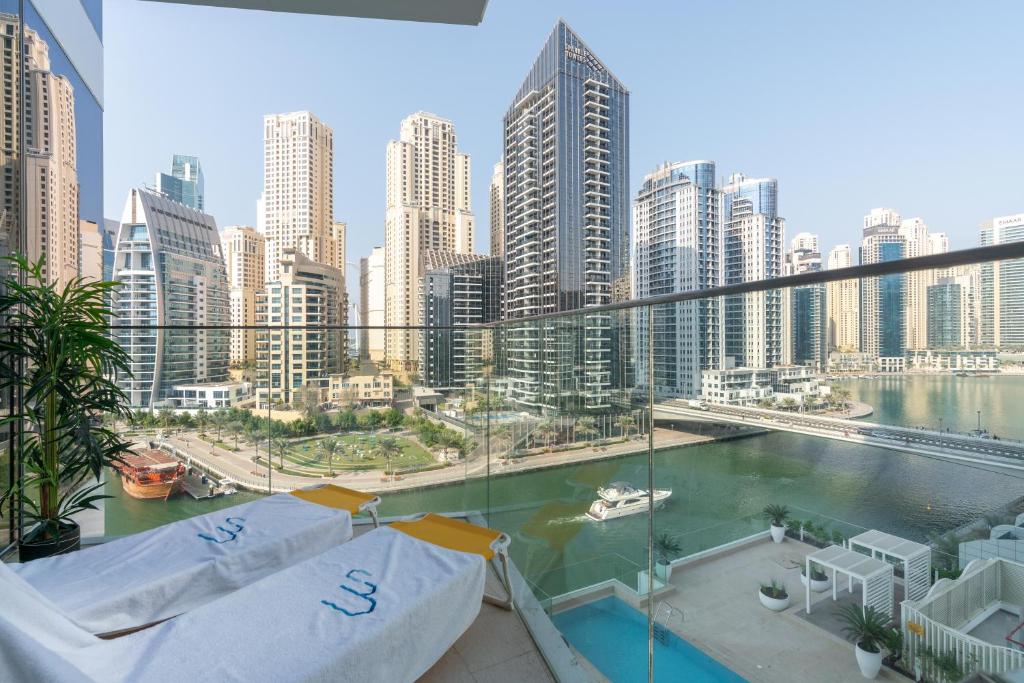 迪拜Vacay Lettings - Waterfront Luxury home with full Marina view的从大楼的阳台上可欣赏到城市景观