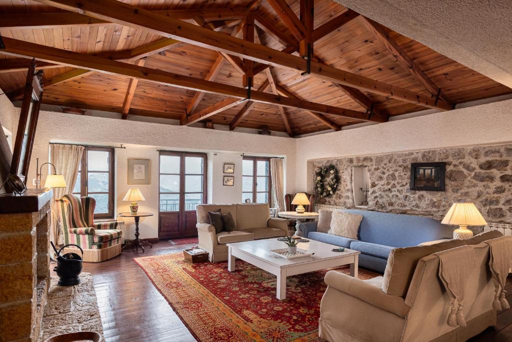 阿拉霍瓦Arachova Wooden Chalet的客厅配有蓝色的沙发和桌子