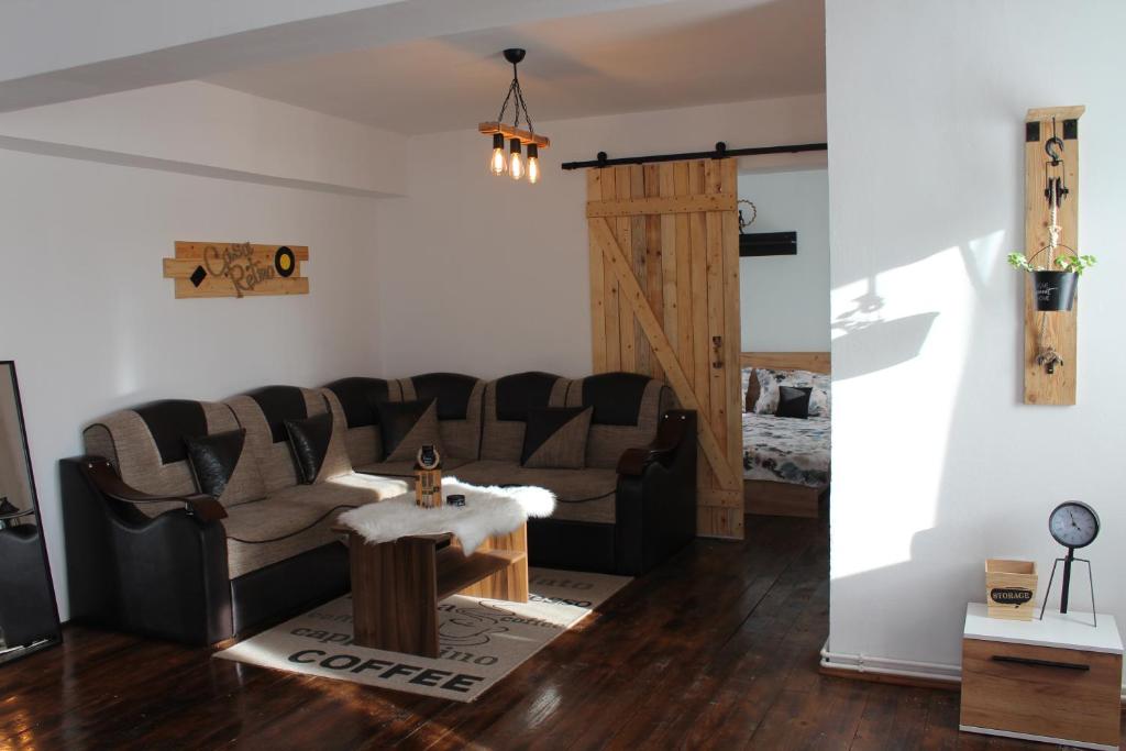托普利察Casa Retro Toplița的客厅配有沙发和桌子