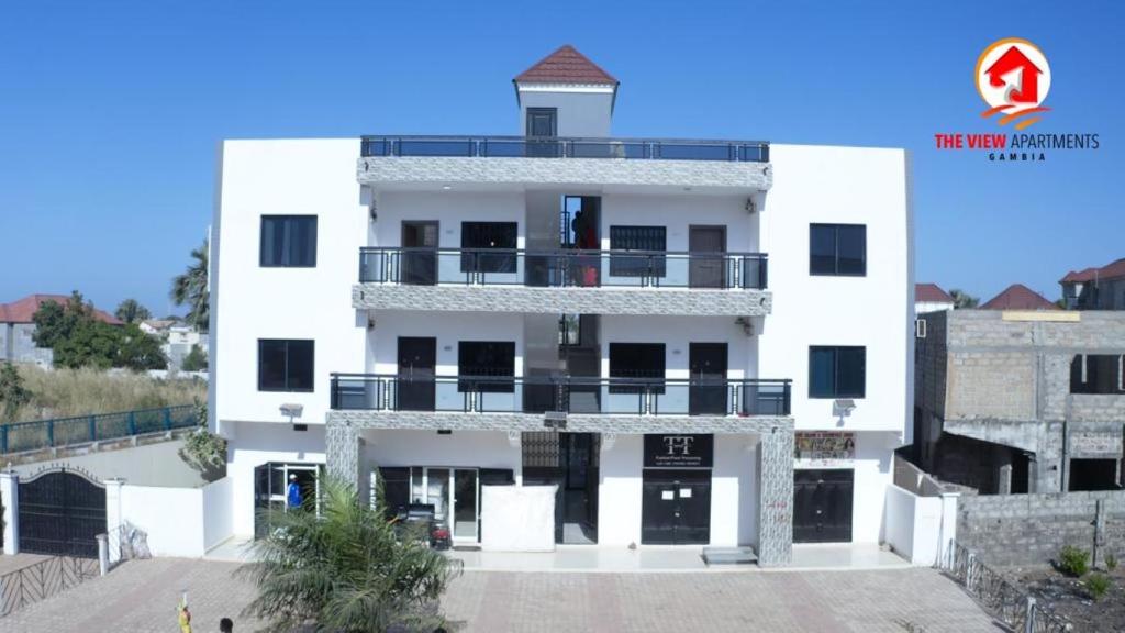 BrusubiThe View Apartment Rentals in The Gambia的一座白色的建筑,上面设有一个阳台