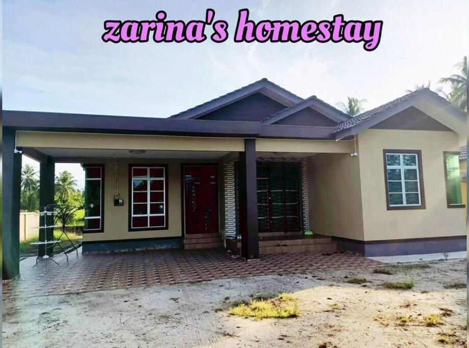 TumpatZarina's Budget Homestay的一间红色门的小房子