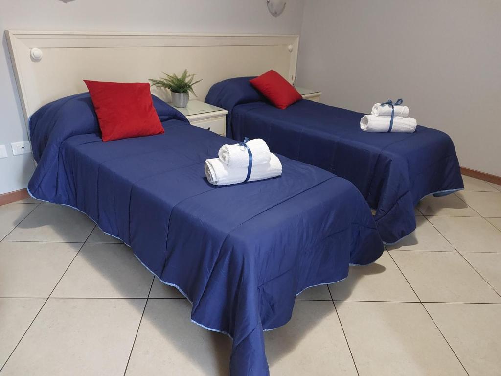 菲乌米奇诺菲乌米奇诺机场旅馆的客房内的两张床和毛巾