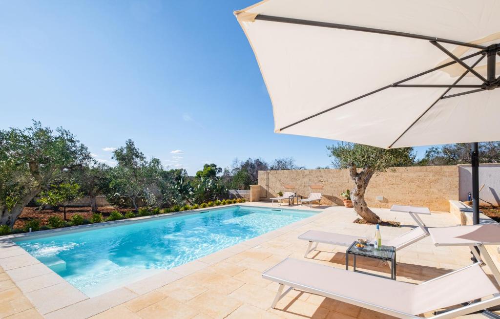 科尔萨诺Villa Tumari Private Pool的一个带椅子和遮阳伞的游泳池以及游泳池