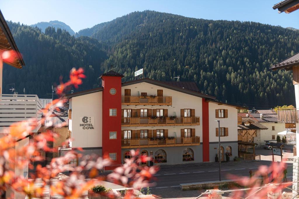 佩利扎诺科瓦酒店的享有背景山景建筑的景致。