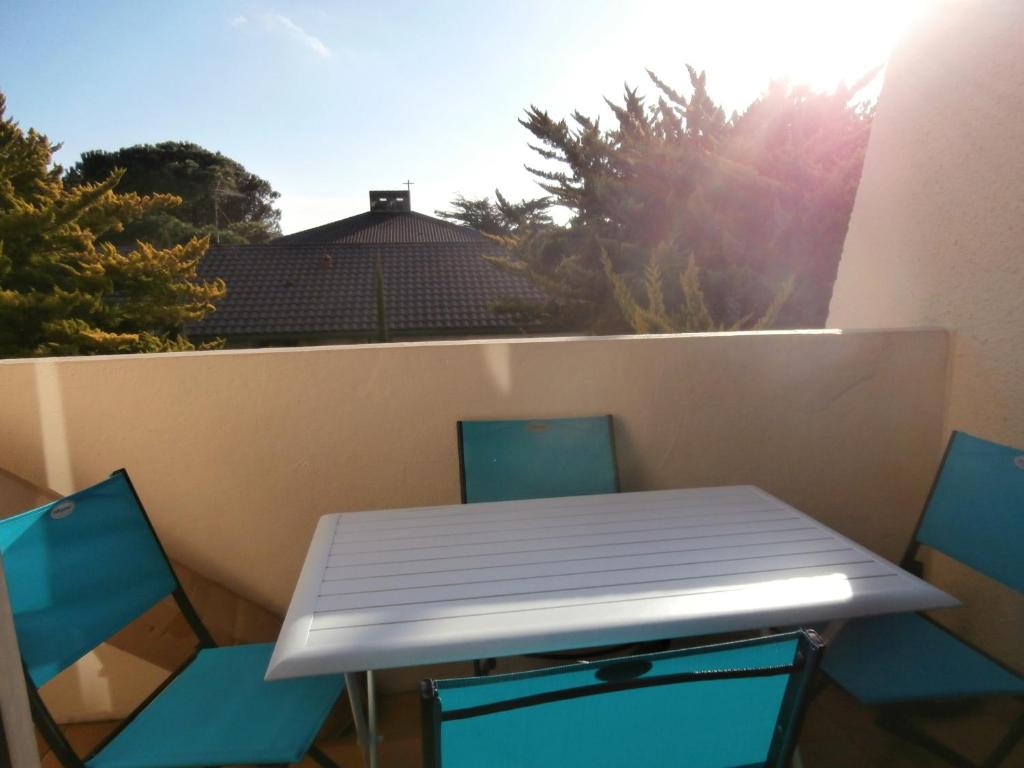塞尼奥斯Appartement Seignosse, 2 pièces, 4 personnes - FR-1-239-460的阳光阳台上的桌椅