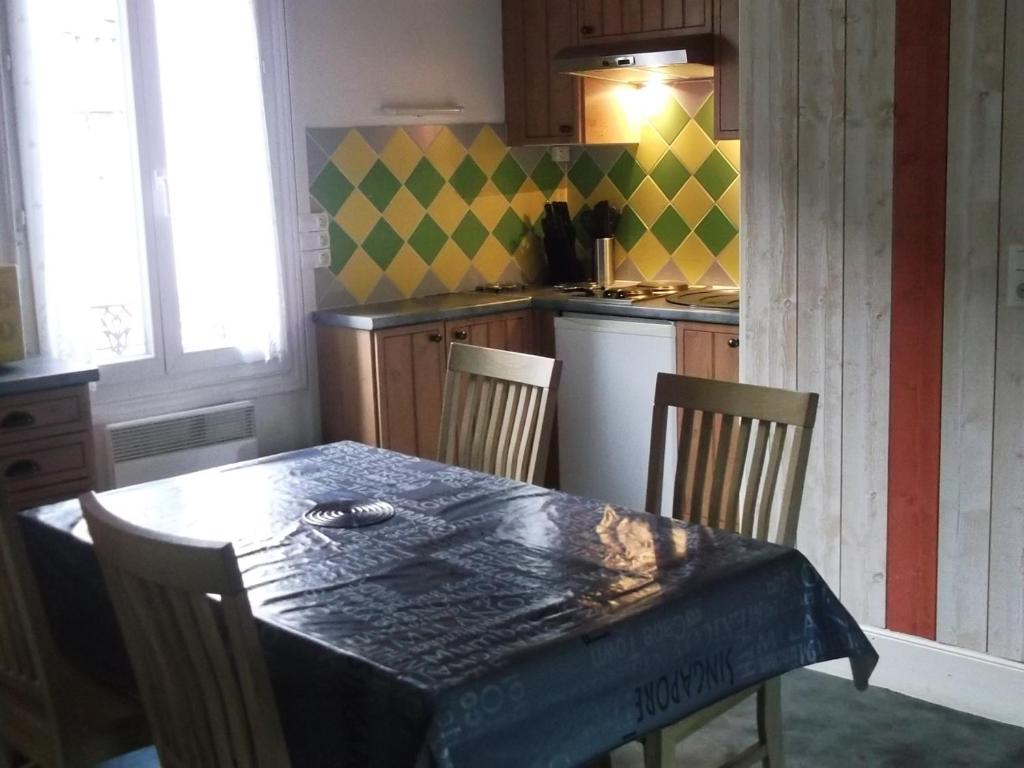 勒蒙多尔Appartement Mont-Dore, 3 pièces, 4 personnes - FR-1-415-61的带桌椅的厨房、带桌子的厨房和厨房。