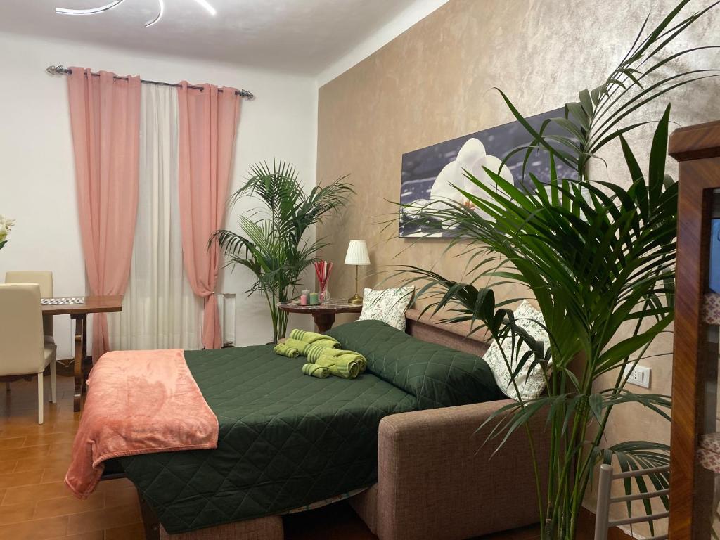 米兰Appartamento Benaco a Milano - Fondazione Prada的一间卧室,里面设有绿床和植物
