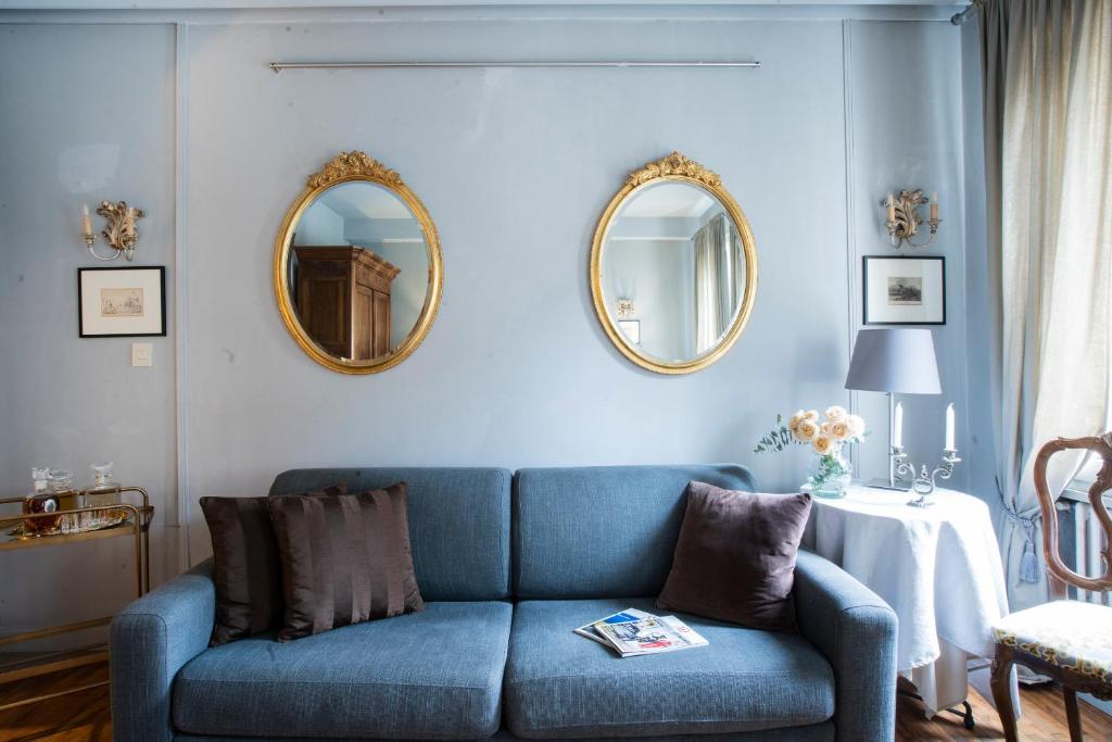 威尼斯Giò&Giò Venice B&B的客厅配有蓝色的沙发和两面镜子